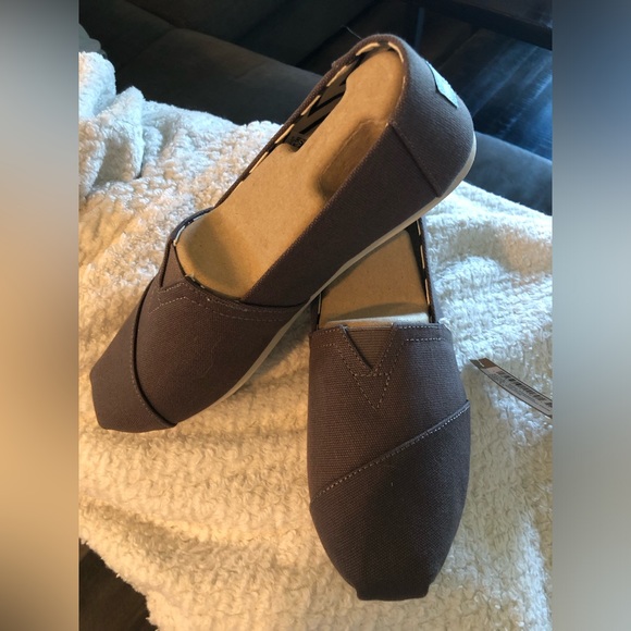 NWT TOMS Slip on Shoes - Picture 1 of 4